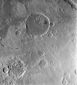 Знімок «Вікінга-2» з кратером Сємейкін над центром фотографії