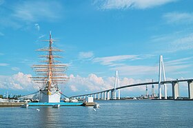 新湊大橋と帆船 初代海王丸