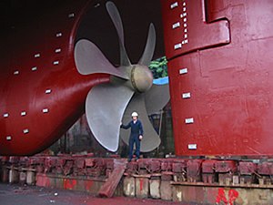 A 'right-handed' propeller on a merchant vessel, which rotates clockwise to propel the ship forward Ship-propeller 2000.jpg