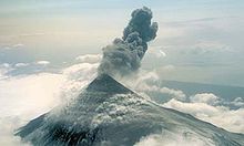 Vue aérienne du mont Shishaldin en éruption en 1999.