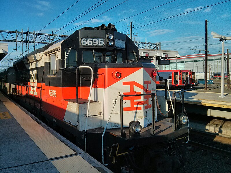 File:Shore Line East train in McGinnis livery at at Union Station, New Haven.jpg