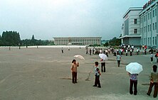 Sinuiju main square & Kim Il Sung statue.jpg