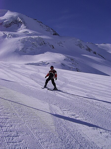 File:Skiing.jpg