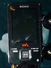 Archivo:2011 Sony WM MP3 NWZ-B163FR active-display.jpg - Wikipedia