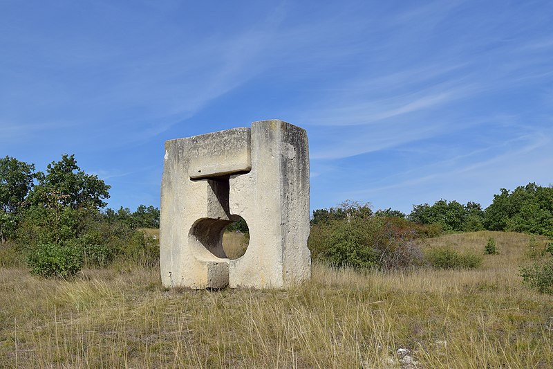 File:St Margarethen im Burgenland - Skulptur Drei Steine von Barna von Sartory 1963 - 1.jpg