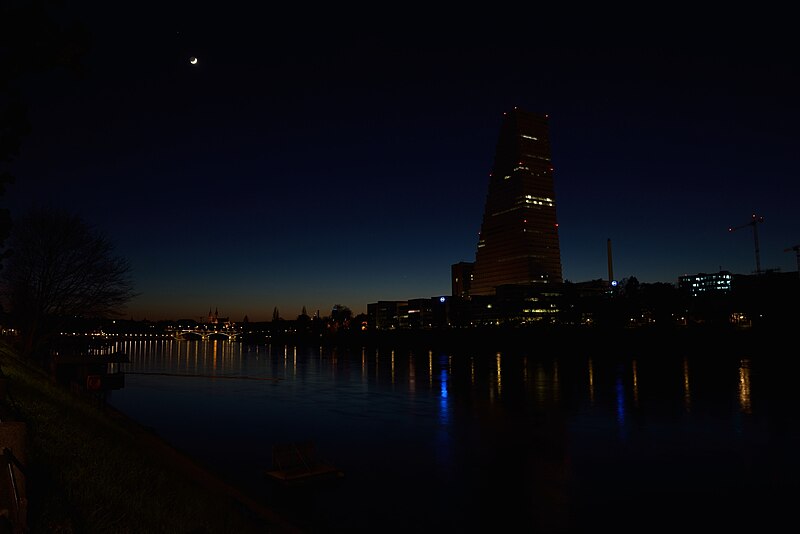 File:Stadt Basel mit Roche-Turm - WS8 1040.jpg