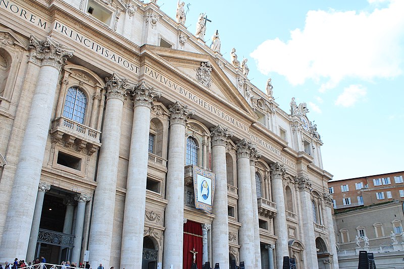 File:Statues on the facade of Saint Peter's Basilica 05.jpg