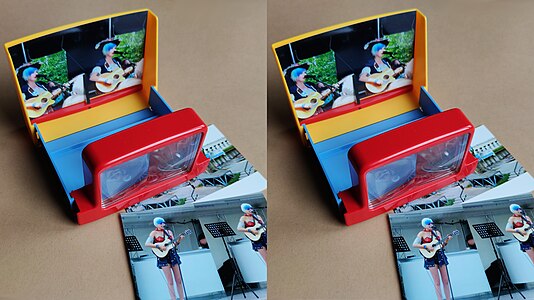 Stereoscope with stereo cards