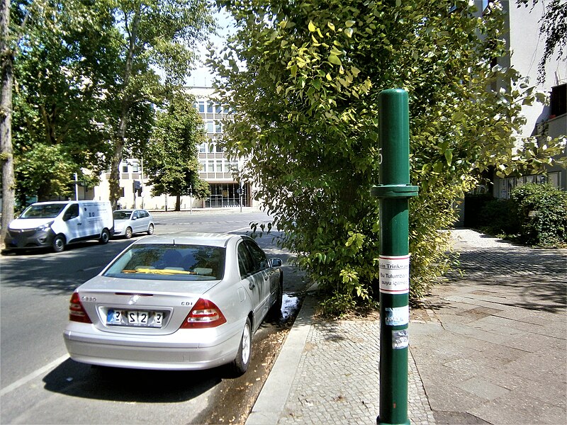 File:Straßenbrunnen35 Kreuzberg Alte Jakobstraße (7).jpg