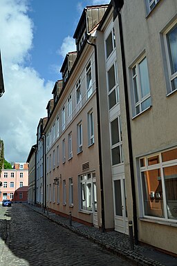 Stralsund, Henning-Mörder-Straße (2012-05-12) 1, by Klugschnacker in Wikipedia