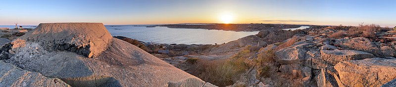 File:TJØNNEBERGET Hvasser Oslofjorden Norway. Kystradarstasjon DNT Kystled View utsikt Røssesund Verdens Ende Tjøme Radar antenna Cabins WW2 military ruins Svaberg Naked rock Coastal landforms Sunset solnedgang 2021-04-10 Distorted panor.jpg