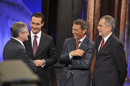 Van der Bellen (à droite) à l'issue d'un débat télévisé avec des chefs de partis, le 28 septembre 2008.