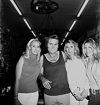 George Jones and Tammy Wynette, 1973 with hairdressers Janette and Nanette Smith.