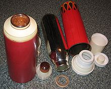 A disassembled thermos container. The vacuum flask is in the mirror-like container in the center of the image. Termosy-elementy.jpg