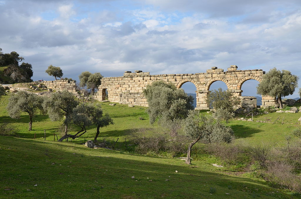 Die ägäische Küste der Türkei The 45 meter section of the Roman aqueduct of Alinda with 4 remaining arches, Alinda, Caria, Turkey (18334749628)