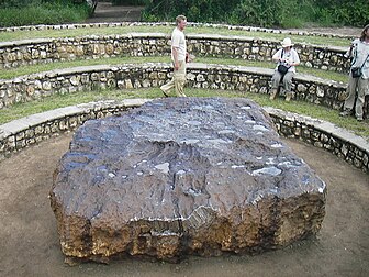 La météorite de Hoba, près de Grootfontein en Namibie. (définition réelle 1 280 × 960*)