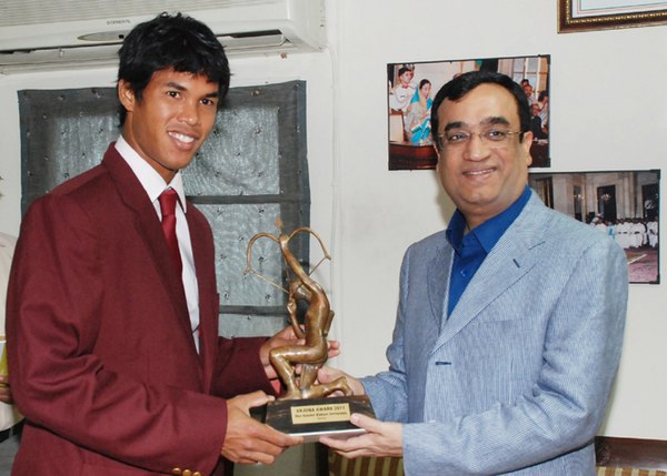 The Minister of State (Independent Charge) for Youth Affairs and Sports, Ajay Maken presenting the Arjuna Award for the year 2011 to Somdev Kishore De