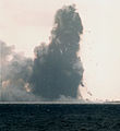 1986年の福徳岡ノ場の噴火状況。海上保安庁により1986年1月20日に撮影[5]。