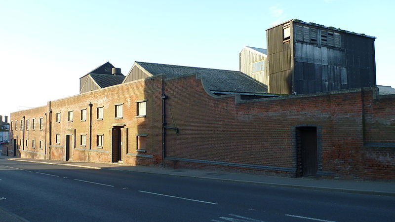 File:Thorn Quay Warehouse, Mistley, UK (Road Side).JPG