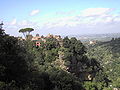 La Cittadella (de Acropolis) rijst op boven Villa Gregoriana