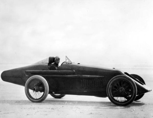 Tommy Milton in zijn racewagen in Daytona Beach, 1920.