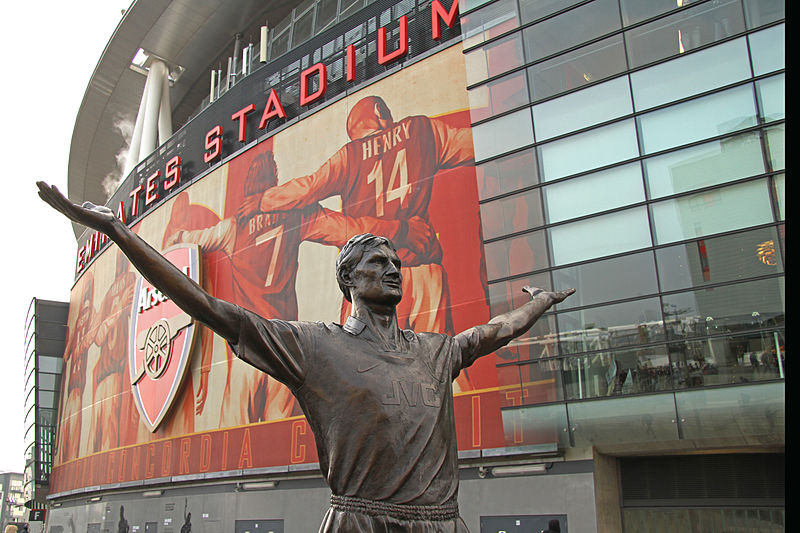 File:Tony Adams Statue at the Emirates (6823915265).jpg