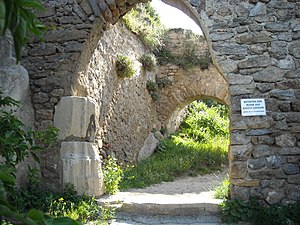 Руины ворот, ведущих в замок