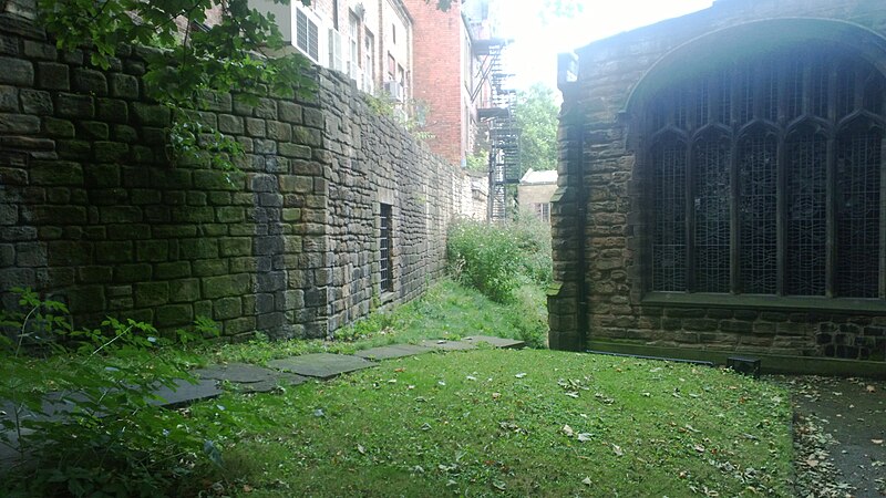 File:Town wall, St Andrew's Churchyard, Newcastle-upon-Tyne.jpg