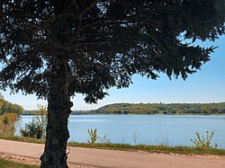 Пътека покрай езерото Byllesby, окръг Дакота, Минесота (27364961897) .jpg