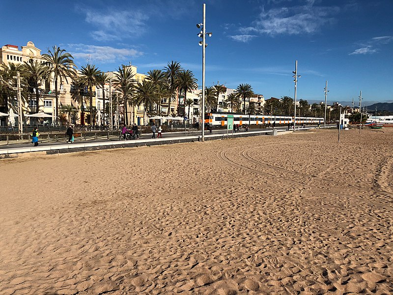 File:Tren passant per Badalona.jpg