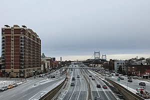 The Grand Central Parkway/I-278 approach to the bridge's Queens suspension span Triborough Bridge Approach on Interstate 278.jpg