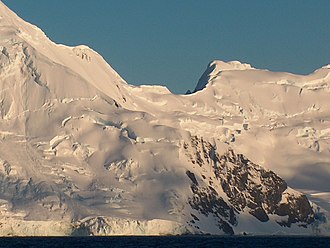 Blick von der Bransfieldstraße auf das Trigrad Gap (rechts: Yavorov Peak)