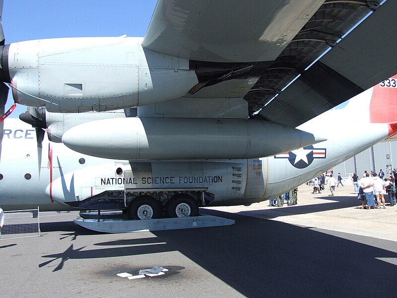 File:USAF LC-130R 73-3300 ski landing gear (6923384839).jpg