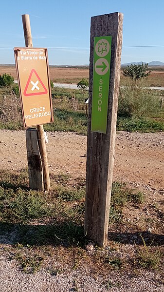 File:Vía Verde de la Sierra de Baza - Señales de indicación y cruce peligroso entorno a la estación de Hijate.jpg