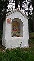 Čeština: Výklenková kaple zděná, ve výklenku je kresba Panny Marie. Zaniklá ves Jedlice, Nové Hrady, okres České Budějovice. English: Niche chapel in the abandoned village of Jedlice, Nové Hrady, České Budějovice District, South Bohemian Region, Czechia.