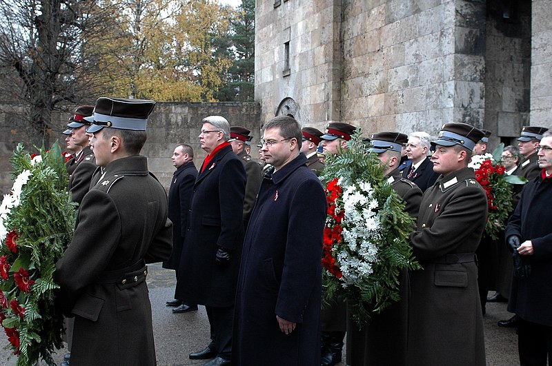 File:Vainagu nolikšanas ceremonijā pie Mūžīgās Uguns Brāļu kapos (4094781947).jpg