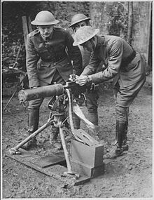 Val Allen Browning, mentre dimostra la M1917.