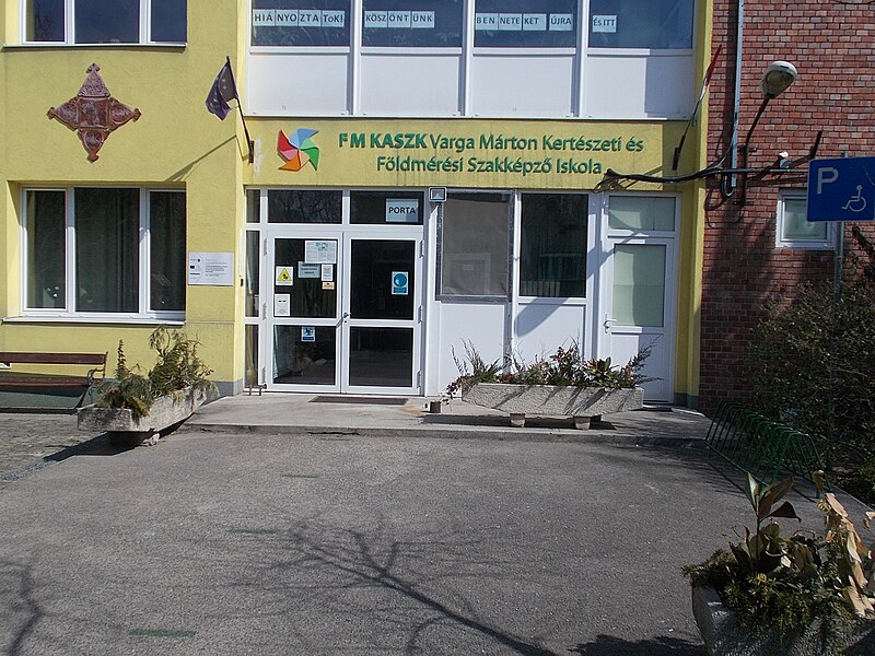 File:Varga Márton Schule, 2021 Nagyzugló.jpg