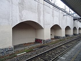 De westelijke keerwand van de tunnelbak langs het spoor