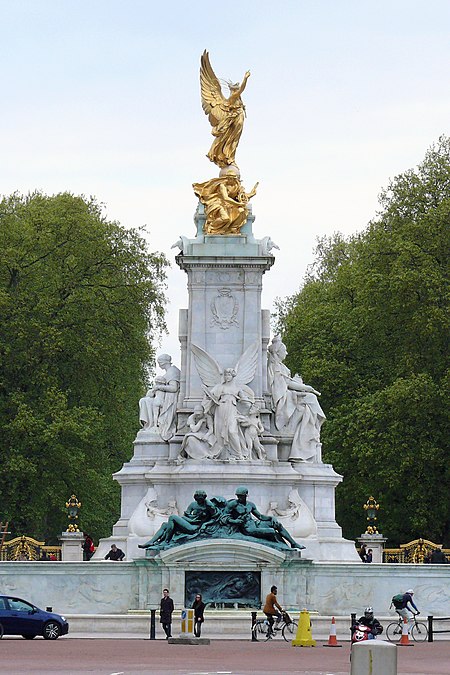 Victoria Memorial, The Mall, London.jpg