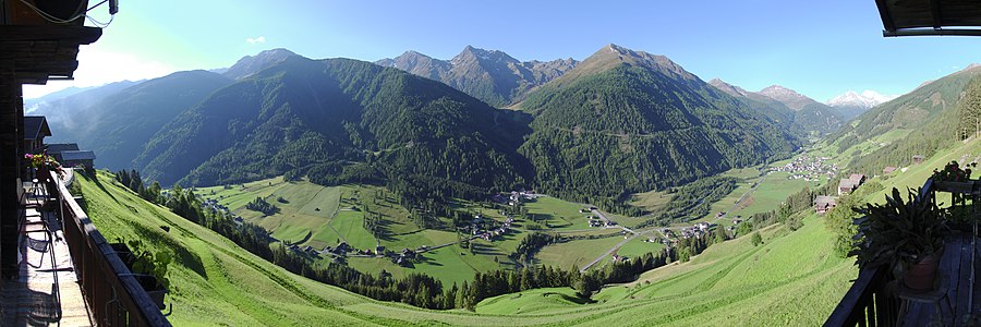 panoramo de la montaro Villgratner Berge (la komunumokerno dekstre)