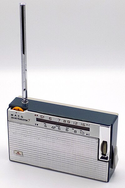 File:Vintage Maco Transistor Radio, Model AB-175, AM & SW Bands, 7 Transistors, Matsushita Electric Industrial Company, Limited, Made In Japan, Circa 1962 (49278392578).jpg