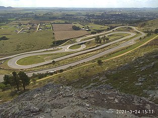 Vista del Autódromo Juan Manuel Fangio de Balcarce con vista al circuito chico, puente y curva 13