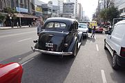 Español: Vista trasera auto antiguo en el desfile civico militar sobre la Av. Luro, Mar del Plata, Argentina