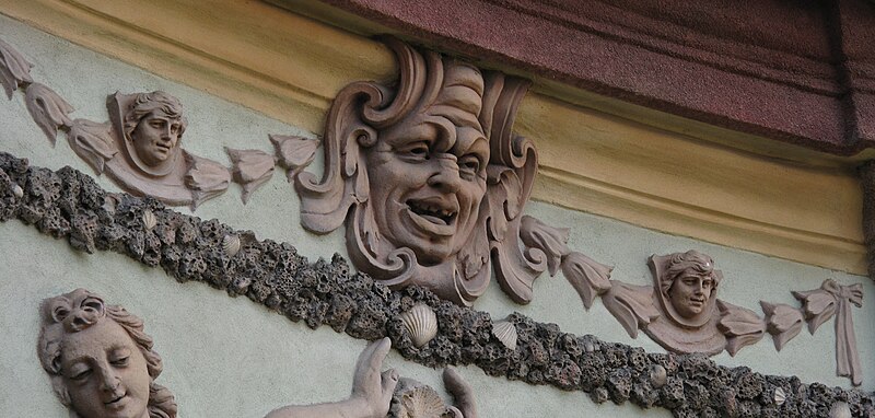 File:Vrtbovská zahrada, teatron, maskaron s festonem.JPG