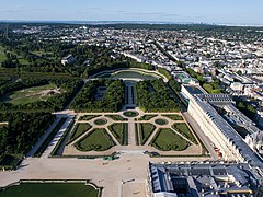 le Parterre du Nord, bordée par des statues de la Grande Commande, le Bassin de la Pyramide, l'allée d'Eau, le bosquet des Trois Fontaines et le bosquet de l'Arc-de-Triomphe et le Bassin de Neptune