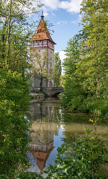 File:Waiblingen - Altstadt - Beinsteiner Torturm - Ansicht von SSO mit Spiegelung.jpg