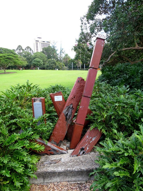 Water level marker commemorating Brisbane floods in Brisbane City Botanical Gardens.