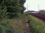 Der Weg am Bahnkörper entlang, Blick nach Norden, rechts die Aufschüttung zu den Wiesen und Weiden hin