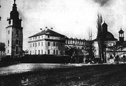 Od lewej: Wieża Ratuszowa, Wielka Waga oraz Kościół św. Wojciecha w poł. XIX w, widok z linii G – H, litografia, autor nieznany